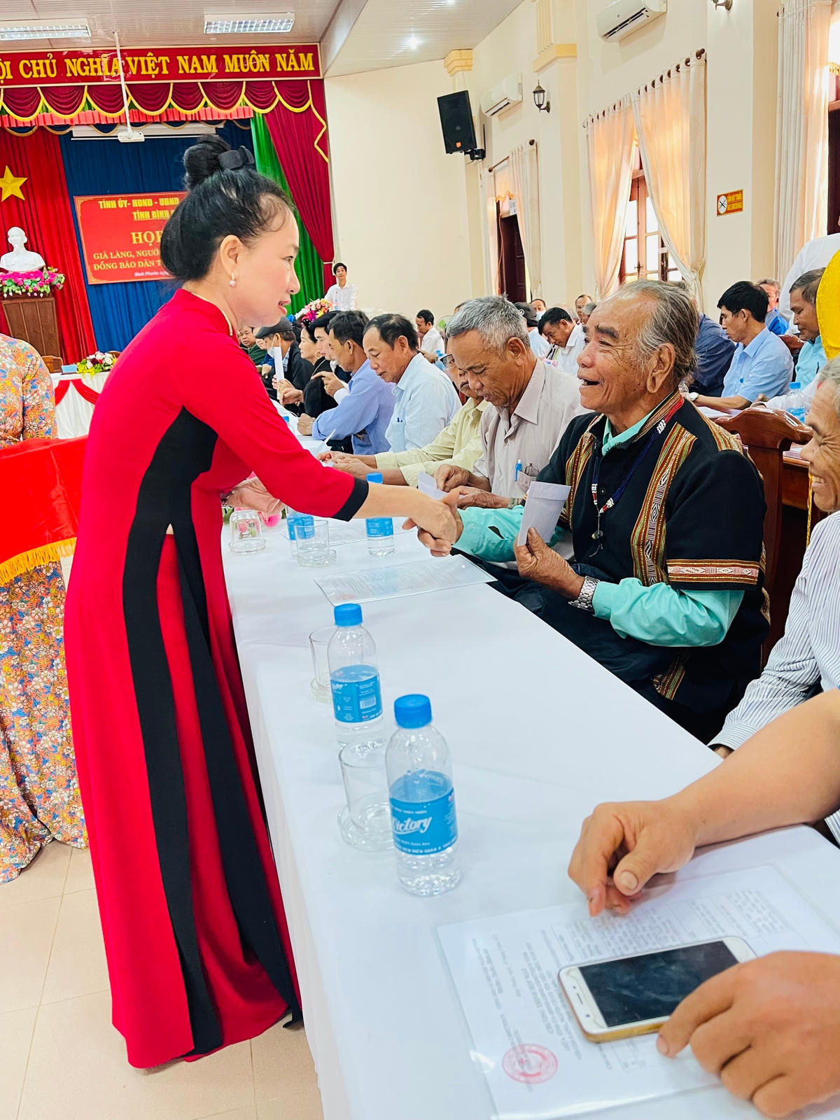 Lãnh đạo Ủy ban MTTQ Việt Nam tỉnh Bình Phước tặng quà cho các Già làng.