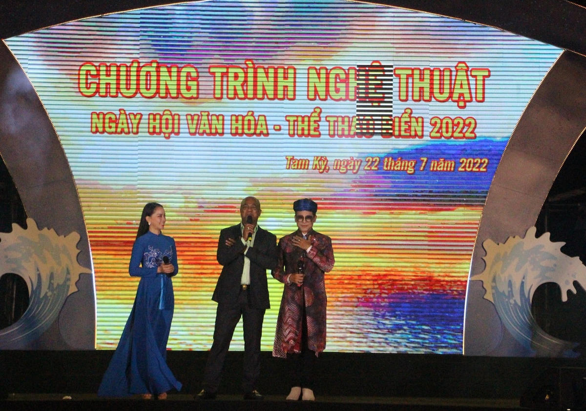 Ca sĩ, nghệ sĩ MC Thanh Bạch (bên tay phải) trình diễn tiết mục văn nghệ.