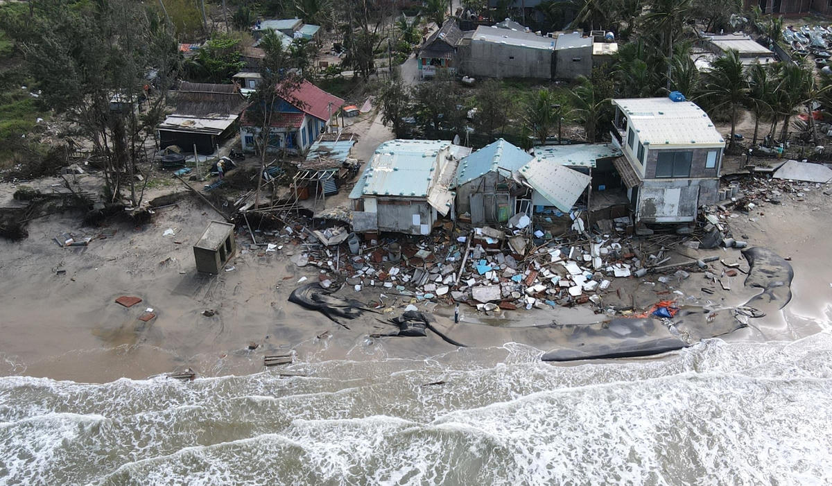 Những ngôi nhà ở khối phố Tân Thịnh bị sóng biển đánh sập đổ hư hỏng.