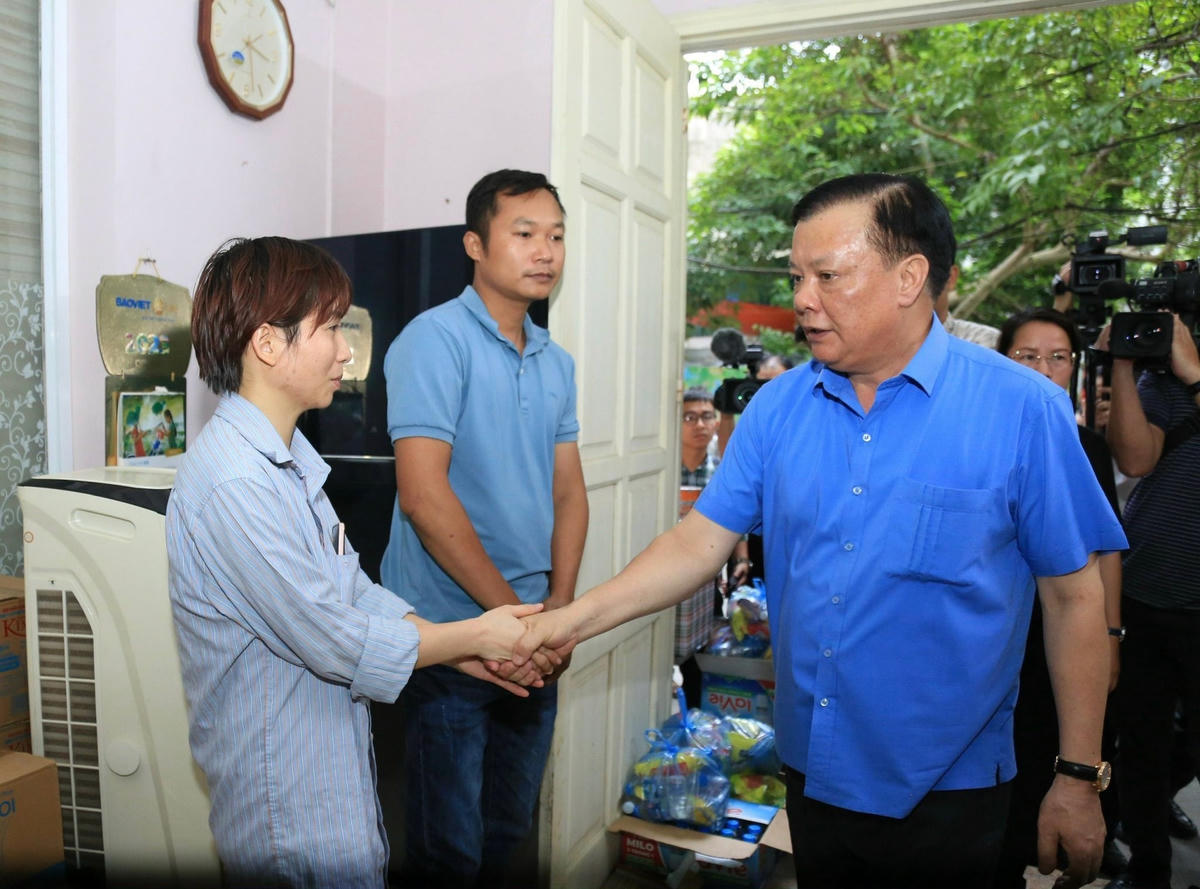 Bí thư Thành ủy Đinh Tiến Dũng thăm hỏi động viên các nạn nhân trong vụ hoả hoạn. Ảnh Viết Thành.