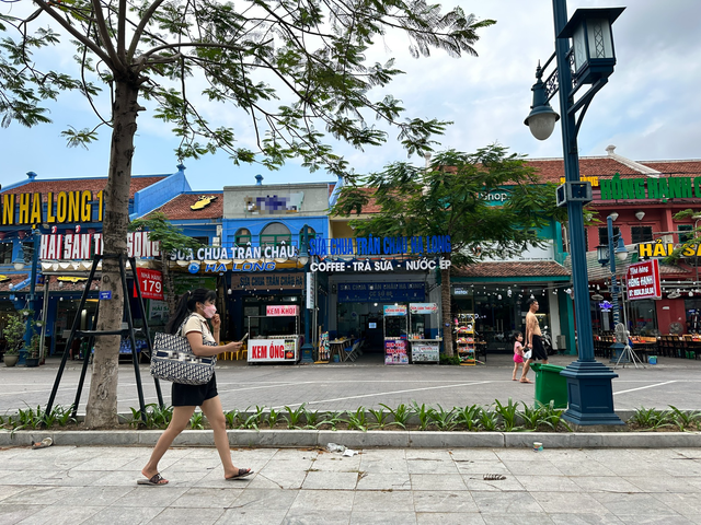 Khu du lịch Bãi Cháy (Hạ Long, Quảng Ninh) vắng khách vì điện không đủ cung ứng (ảnh chụp ngày 12/6).  