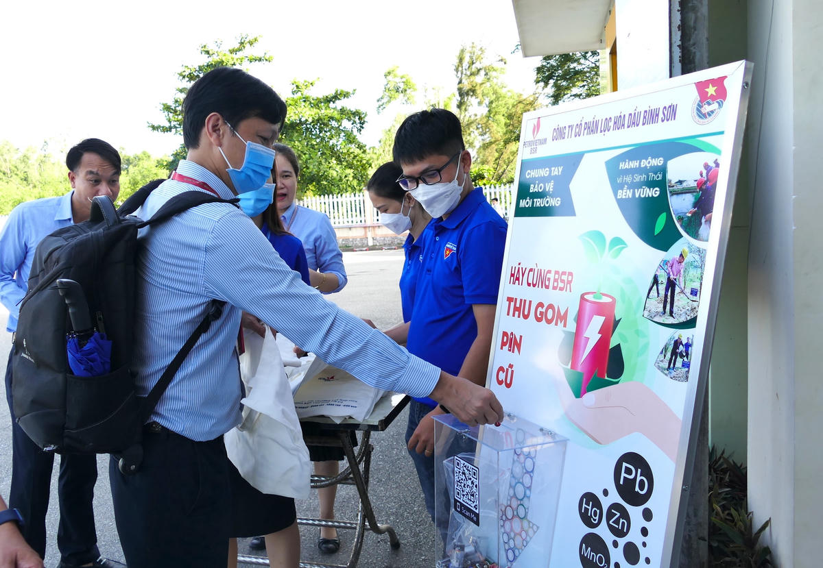 NLĐ BSR hưởng ứng chương trình “Hãy cùng BSR thu gom pin cũ”.
