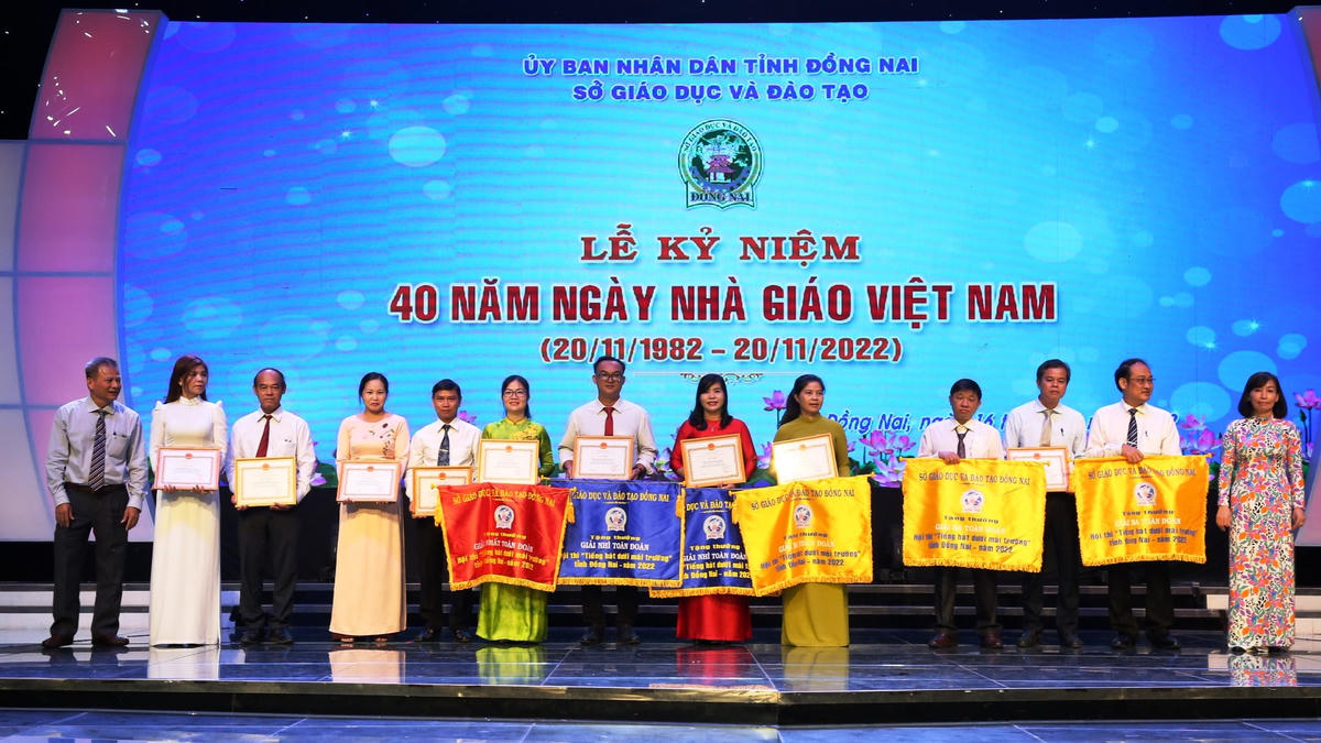 Sở GD-ĐT tỉnh Đồng Nai trao thưởng cho các đơn vị có thành tích cao tại hội thi văn nghệ, giao lưu thể thao chào mừng kỷ niệm 40 năm Ngày nhà giáo Việt Nam do Sở này tổ chức.