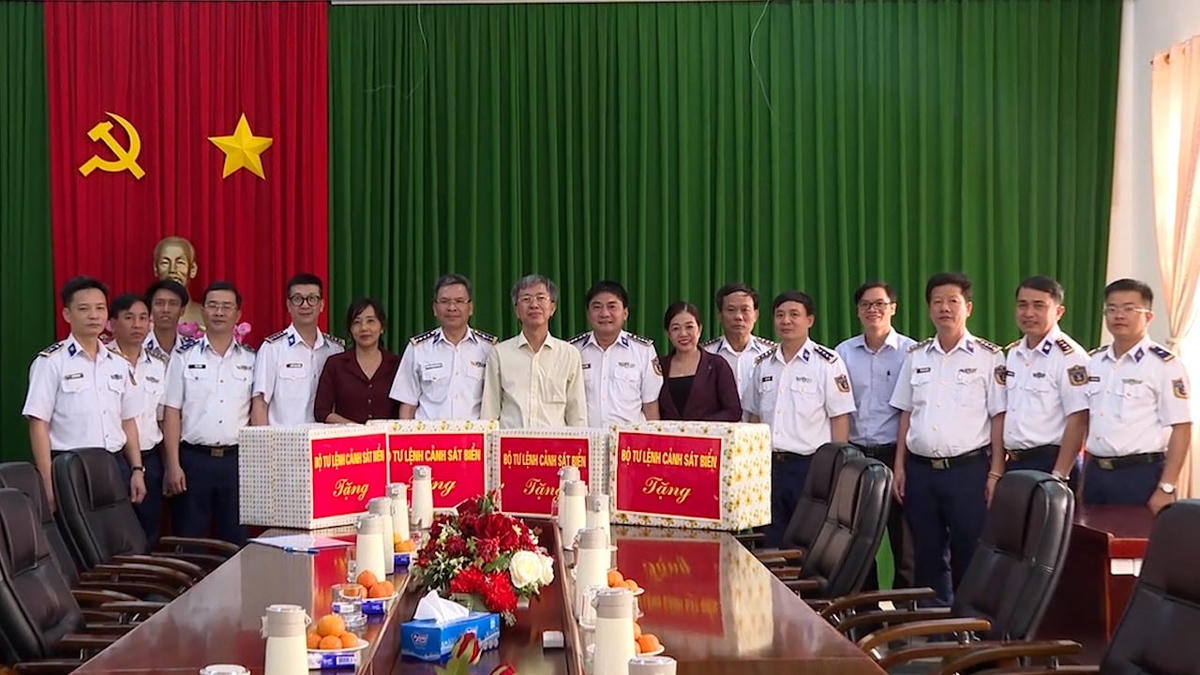 Đoàn y bác sĩ TP HCM đến thăm, chúc Tết cán bộ, chiến sĩ, nhân dân huyện Côn Đảo