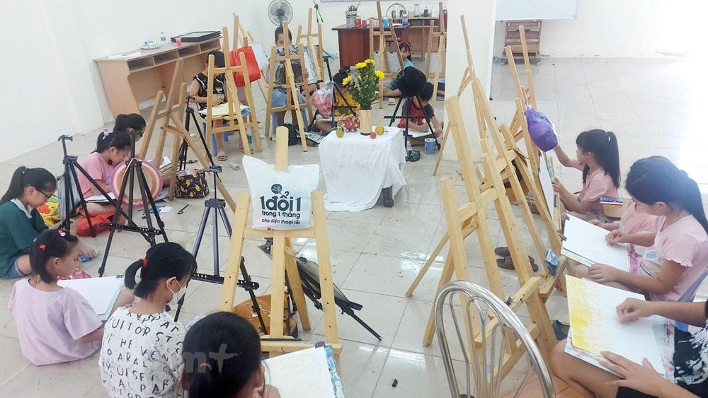 Đến với lớp học, các em được thỏa sức đam mê với hội họa. (Nguồn: Vietnam+).