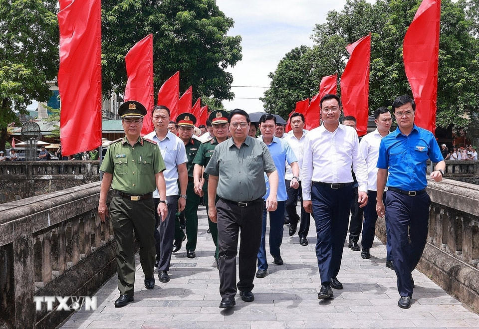 Thủ tướng Phạm Minh Chính đến dâng hương, dâng hoa tưởng niệm các Anh hùng liệt sỹ tại Di tích quốc gia đặc biệt Thành cổ Quảng Trị. (Ảnh: Dương Giang/TTXVN)