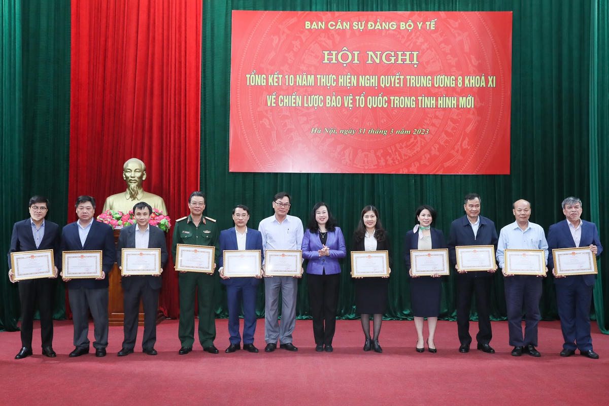 Bộ trưởng Bộ Y tế Đào Hồng Lan trao bằng khen cho các tập thể có thành tích xuất sắc trong thực hiện Nghị quyết Trung ương 8 khóa XI 