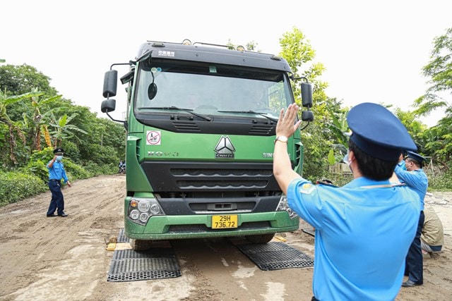 Lực lượng Thanh tra cân tải trọng xe. Ảnh minh họa.