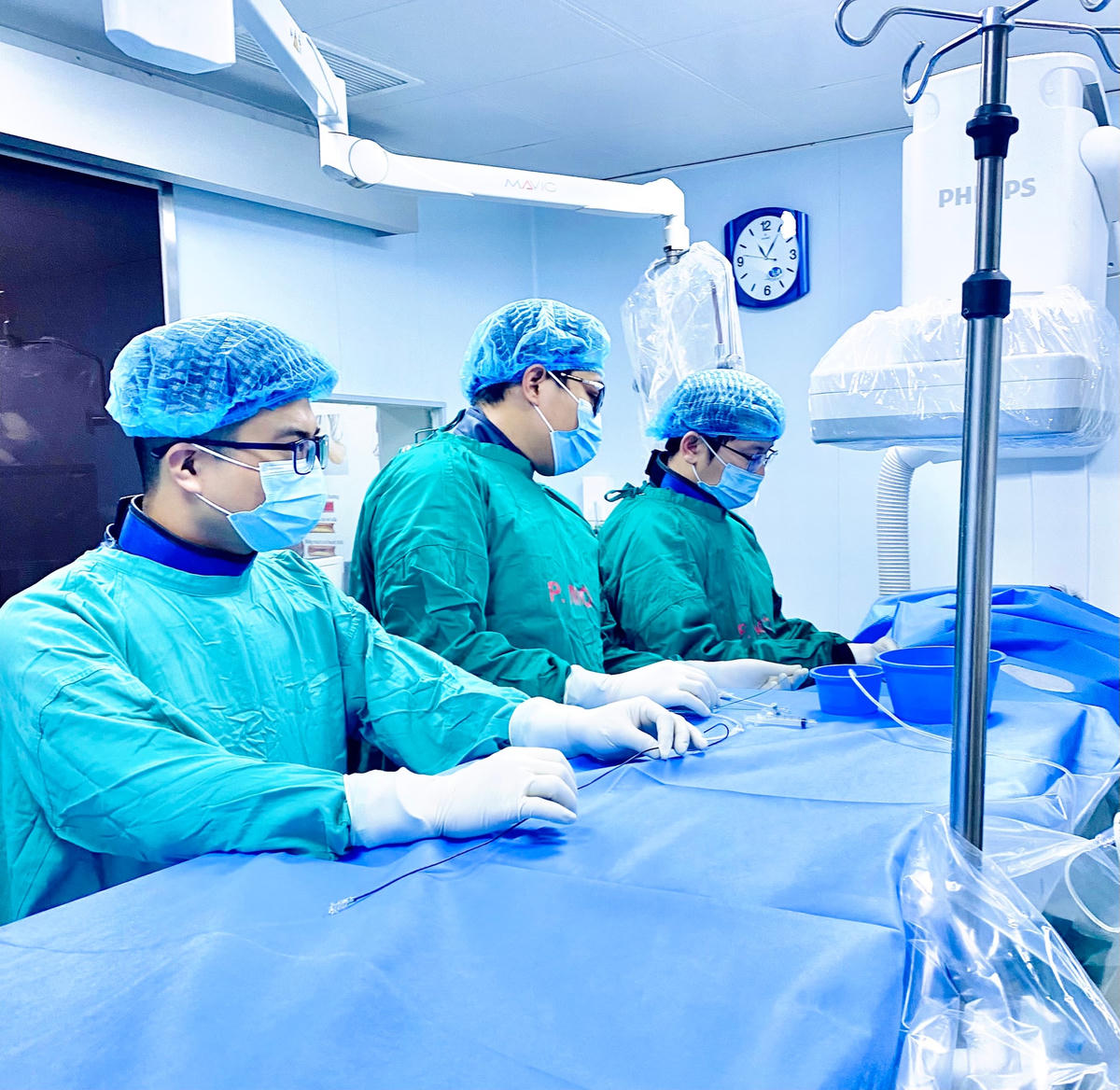 Công tác chuẩn bị cho ca phẫu thuật tán sỏi dường mật qua da của BS Lương Thành Đạt - Khoa ngoại Tổng hợp; BS Lê Quang Vinh - Khoa Chẩn đoán hình ảnh.