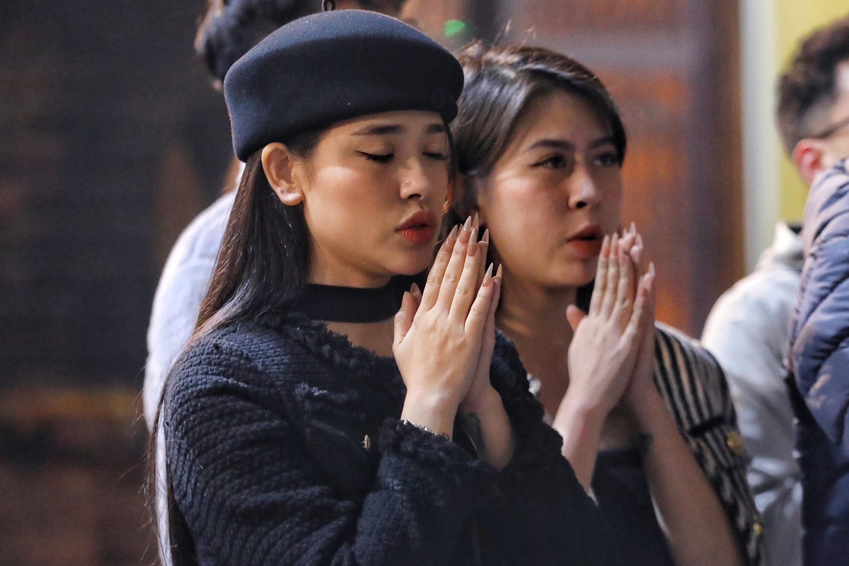Nhiều người thành tâm cầu mong sang năm mới mọi điều suôn sẻ, may mắn.