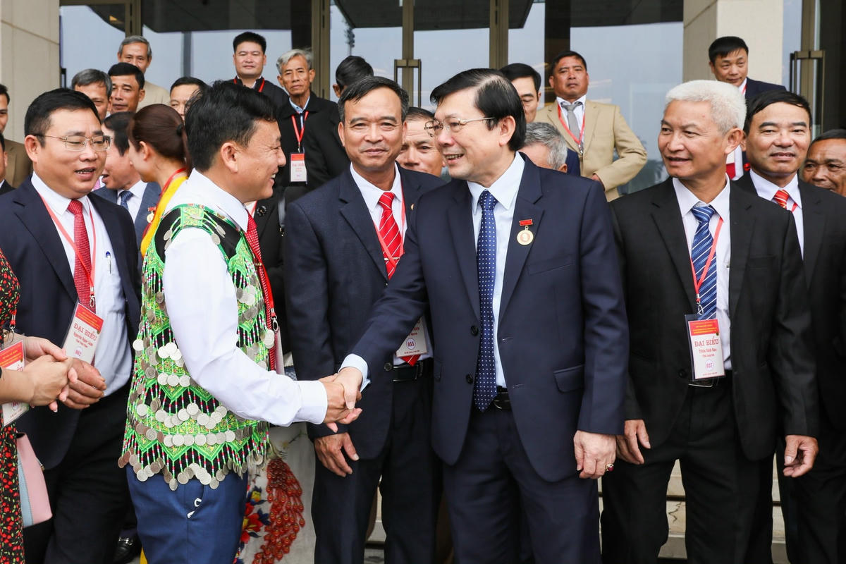 Phó Chủ tịch Nguyễn Hữu Dũng và các đại biểu tham quan Nhà Quốc hội.