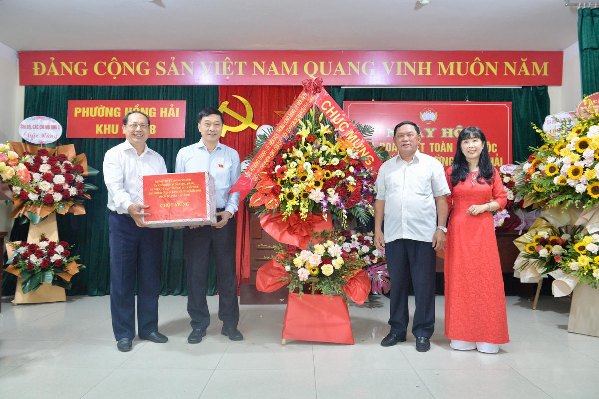 Chủ nhiệm Ủy ban Kinh tế của Quốc hội Vũ Hồng Thanh tặng hoa và quà chúc mừng nhân dân khu 8 (phường Hồng Hải, TP Hạ Long, Quảng Ninh).