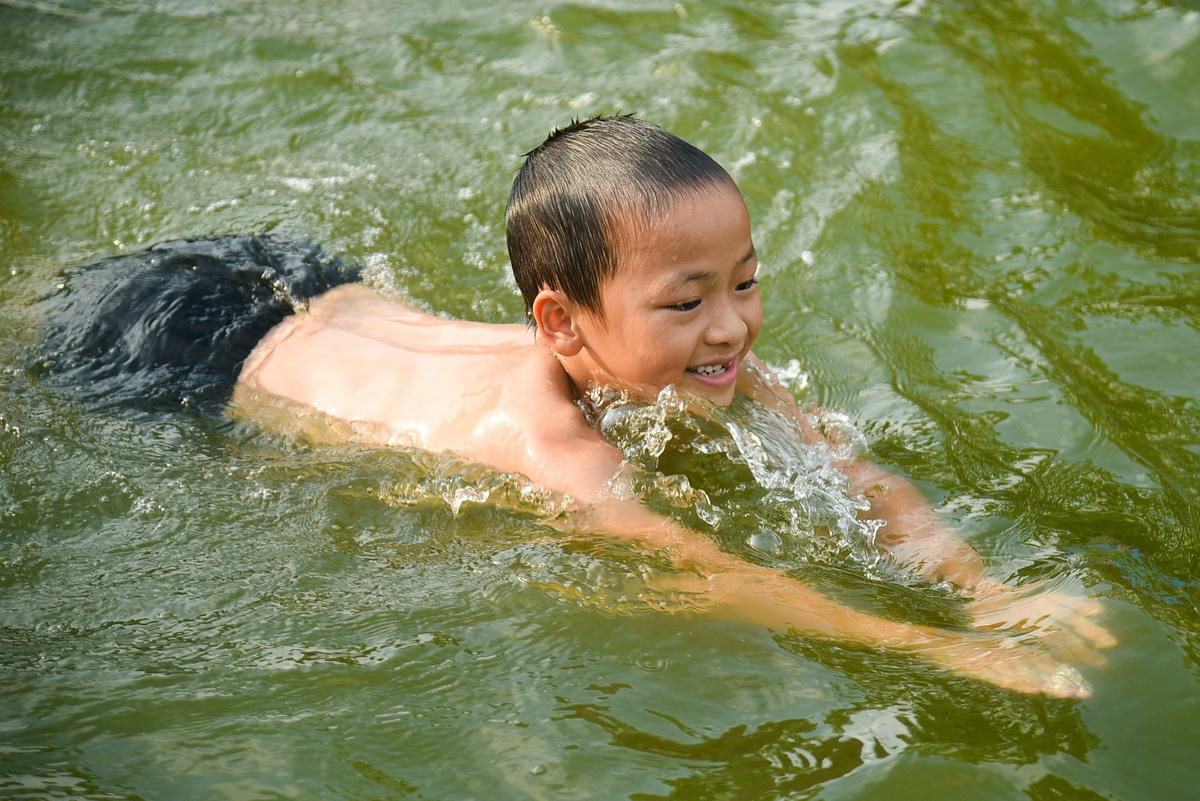 Dân ngoại thành Hà Nội chi 1,3 tỷ đồng 'biến' ao làng thành bể bơi miễn phí