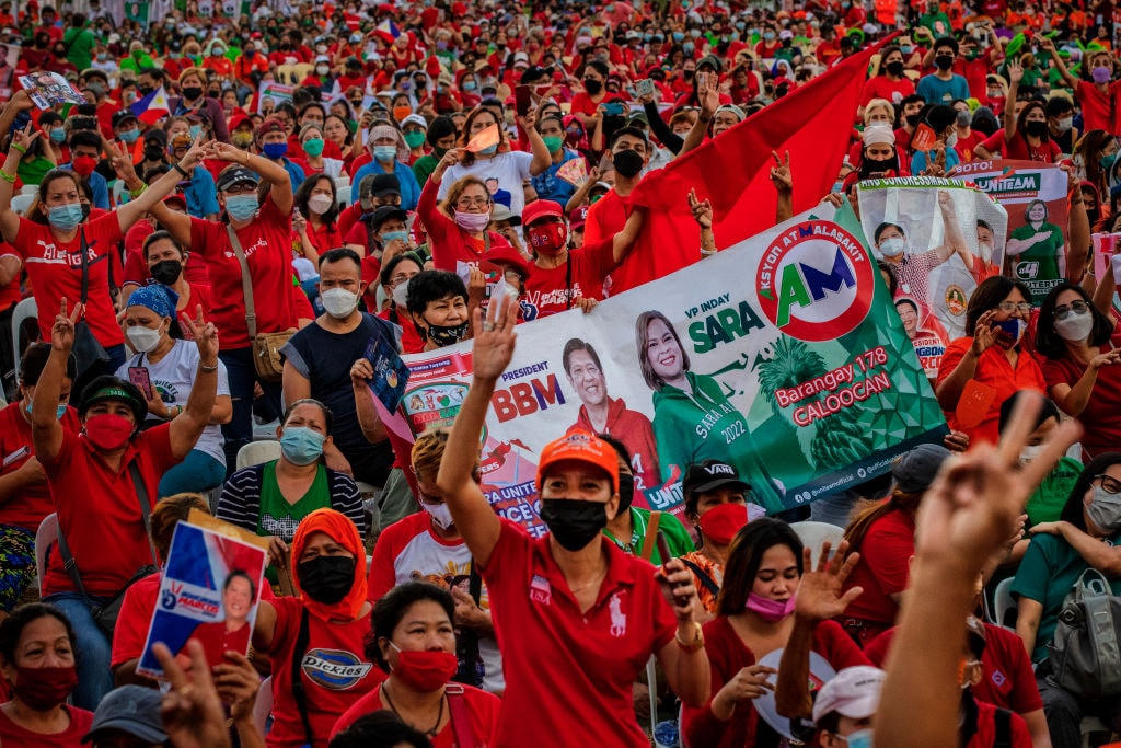 Những người ủng hộ ông Marcos Jr. và bà Sara Duterte.  Ảnh: Reuters.