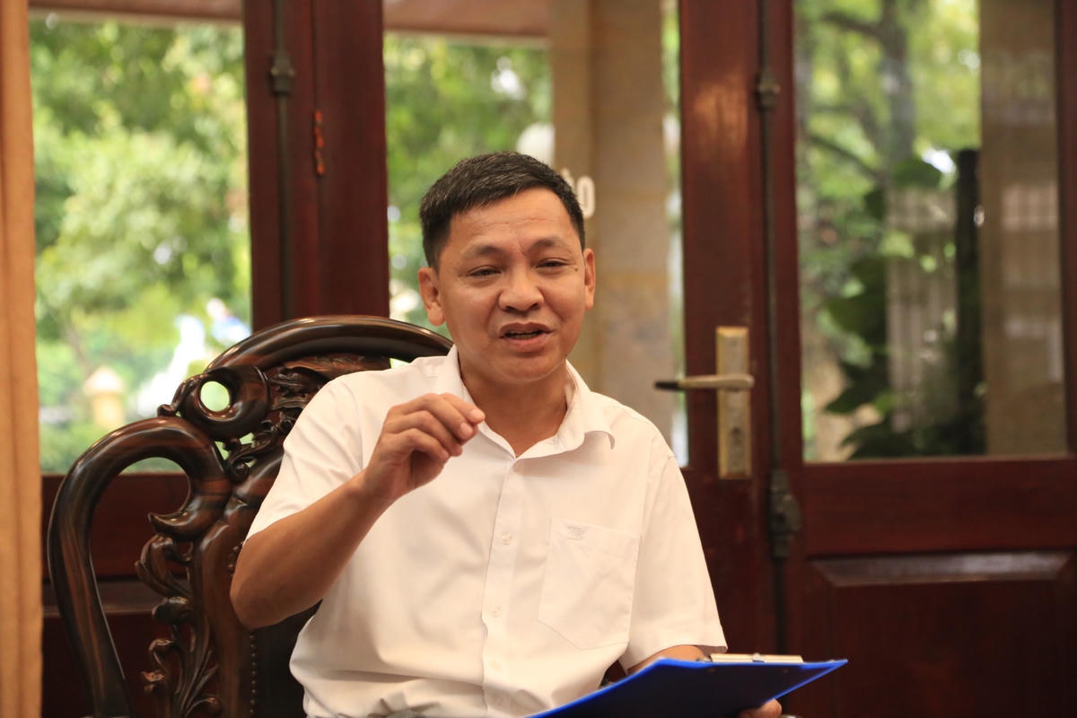 Phó chủ tịch UBND huyện Sóc Sơn Phạm Quang Ngọc thông tin với báo chí chiều 7/8.