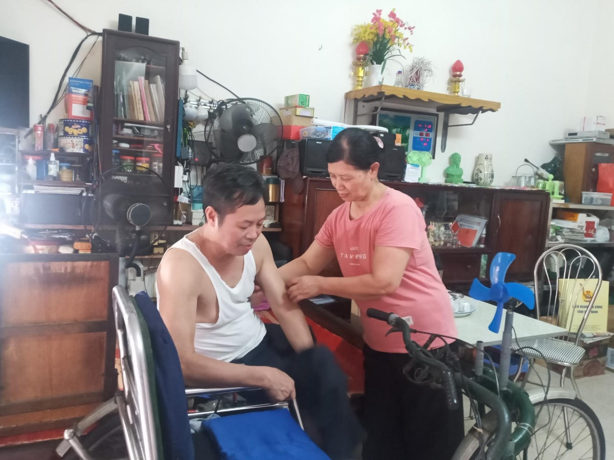 Bà Phương giúp đỡ chồng mình là Thương binh hạng 1/4 Nguyễn Hồng Tư.
