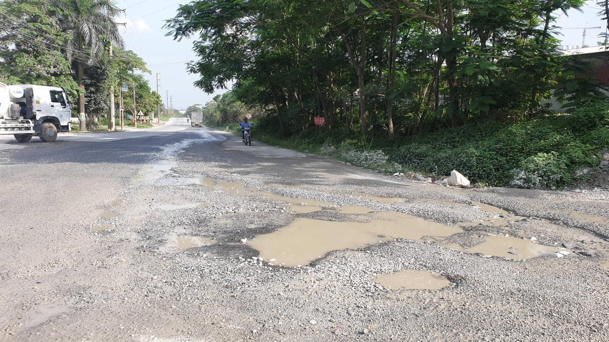 Đoạn đường tại ngã ba thôn Hồng Sơn (từ nhà máy xi măng Long Thành ra đường QL21) bị xuống cấp, hư hỏng.