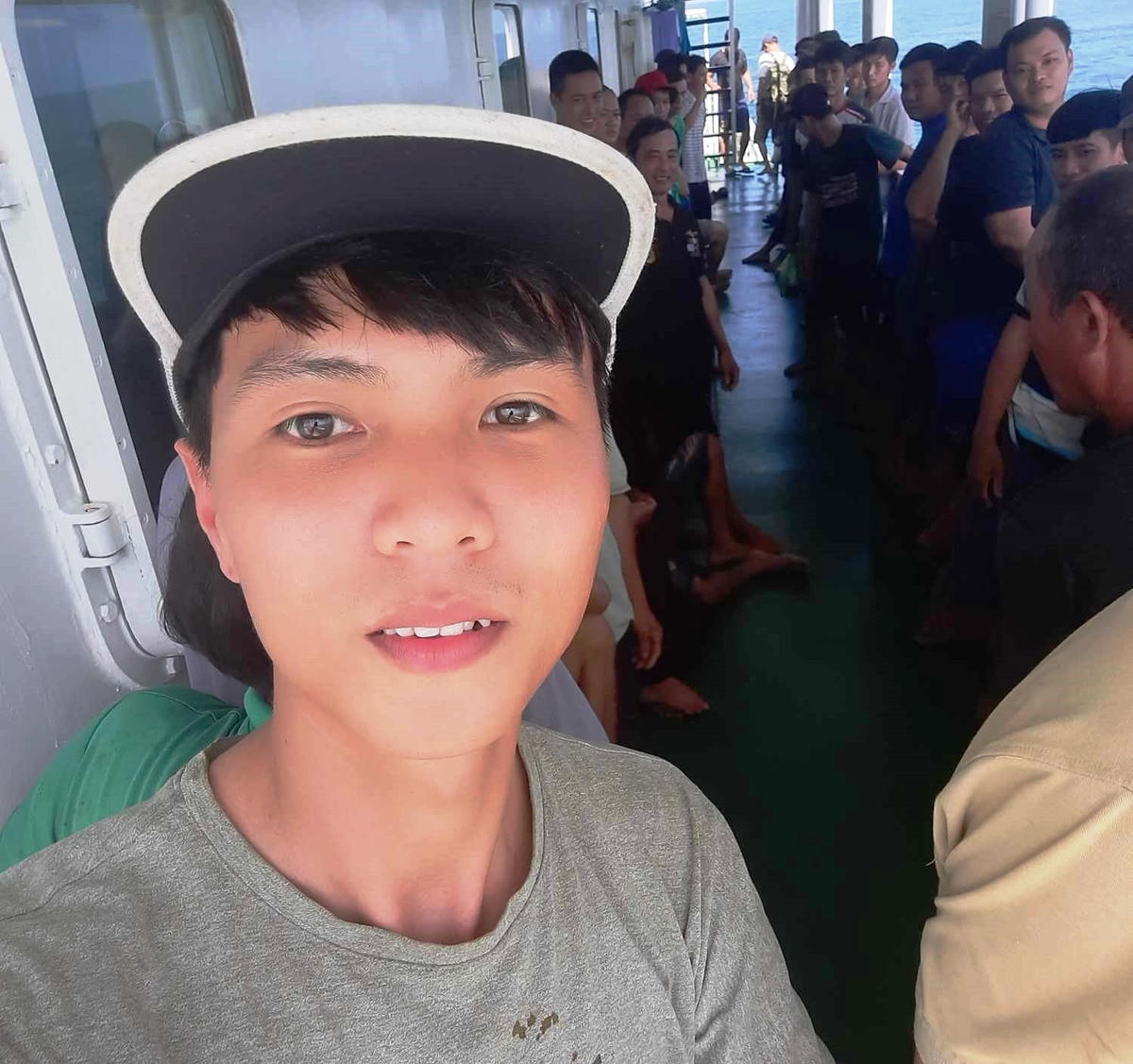 Ngư dân Lương Hoàng Quốc Văn kể lại việc con tàu bị nạn.