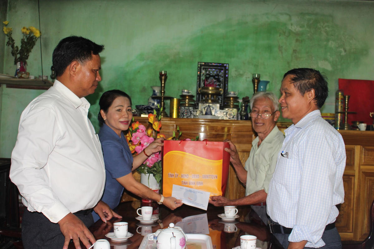 Bà Nguyễn Thị Phong Vũ, Chủ tịch Ủy ban MTTQ Việt Nam tỉnh Bình Định thăm, tặng quà gia đình thương binh ông Lê Viết Trợ, trú tại thôn Định Tam, xã Vĩnh Hảo