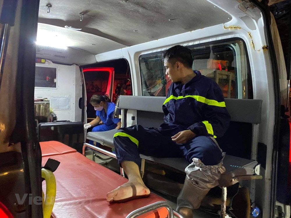Một chiến sỹ Cảnh sát Phòng cháy chữa cháy và cứu nạn cứu hộ bị thương nhẹ sau khi làm nhiệm vụ. (Ảnh: Hoài Nam/Vietnam+).