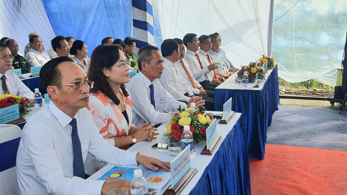 Các đại biểu tham dự buổi Lễ khánh thành Cầu Xẻo Vẹt kết nối tỉnh Bạc Liêu với tỉnh Hậu Giang. 