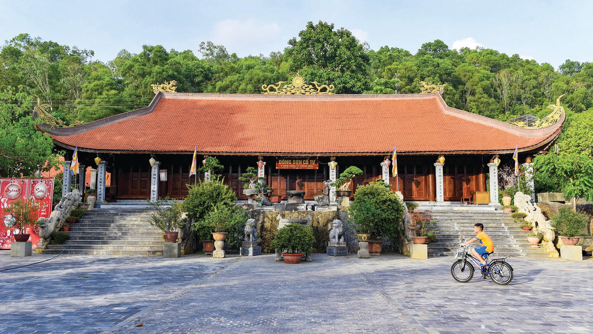 Trong làng cổ Đông Sơn có ngôi chùa với không gian yên tĩnh.  