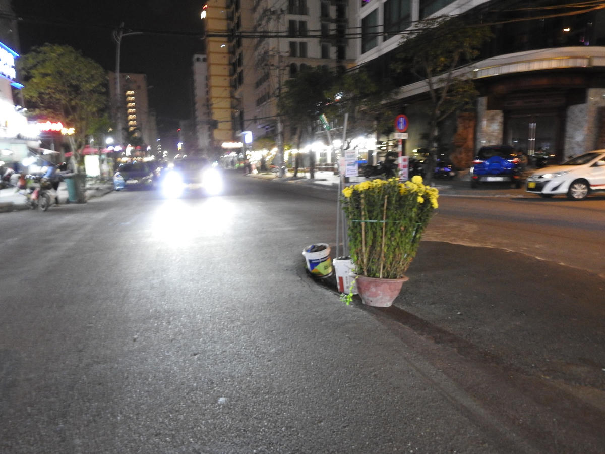  Đà Nẵng: Chậu cúc vàng cảnh báo tai nạn giữa ngã ba được thay bằng cái hố tròn