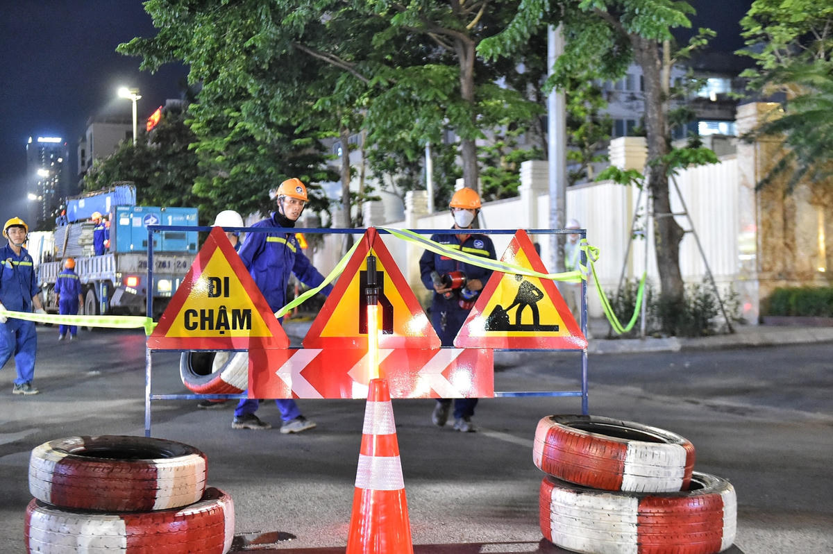 Để đảm bảo an toàn cho việc dựng rào, đơn vị thi công đã lắp đặt các biển cảnh báo.
