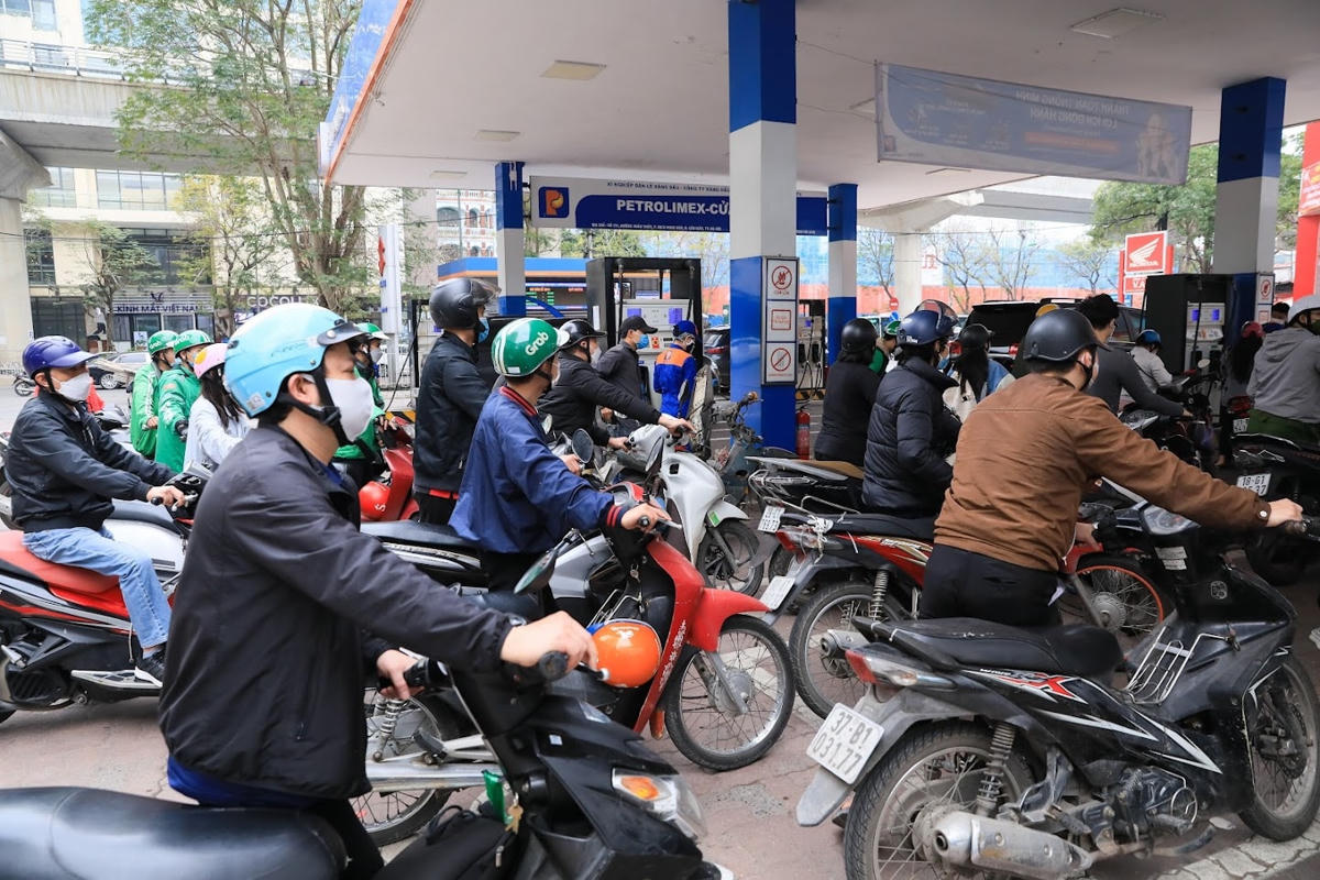 Người dân xếp hàng chờ mua xăng. Ảnh: Quang Vinh.