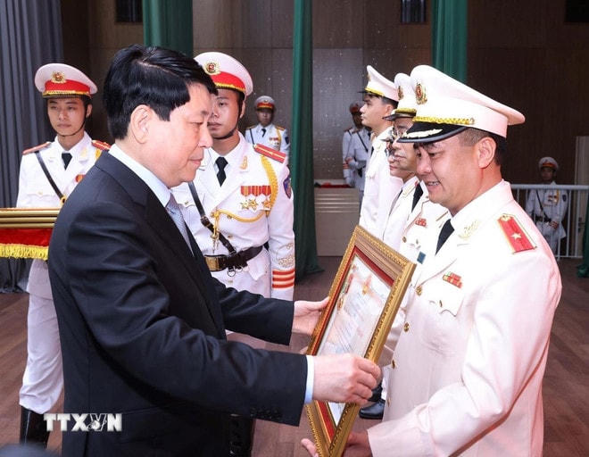 ttxvn-chu-tich-nuoc-du-hoi-nghi-so-ket-6-thang-dau-nam-2025-cua-bo-cong-an-0707-3.jpg