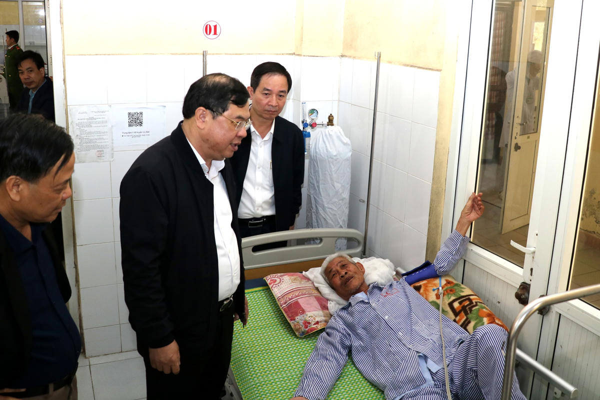 Bí thư Tỉnh ủy Nam Định thăm hỏi bệnh nhân đang điều trị tại Trung tâm Y tế huyện Vụ Bản.