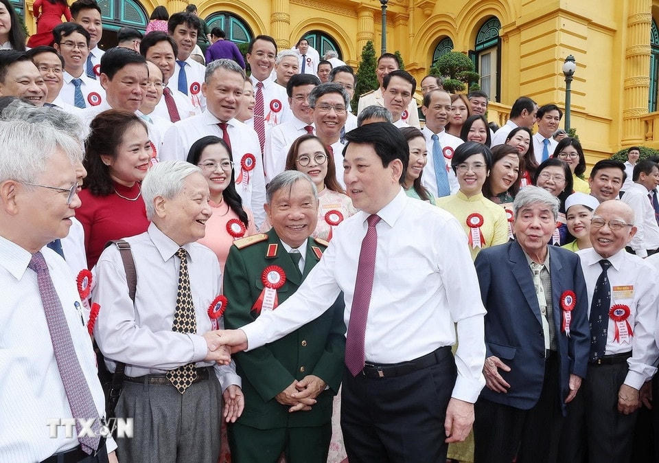 Chủ tịch nước Lương Cường với các nhà báo tiêu biểu toàn quốc. (Ảnh: Lâm Khánh/TTXVN)