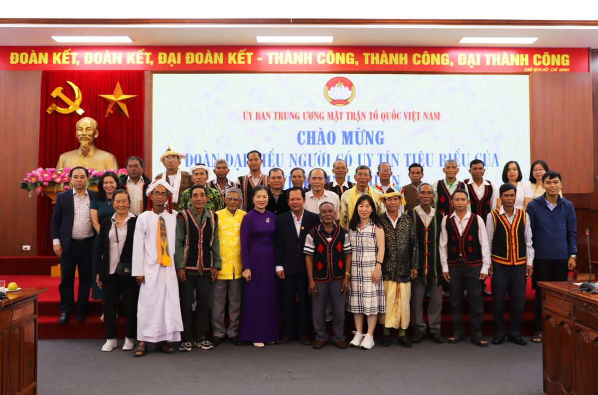 Phó Chủ tịch Trương Thị Ngọc Ánh cùng các đại biểu chụp ảnh lưu niệm.