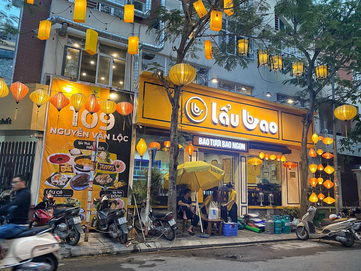Tại số 109 Nguyễn Văn Lộc vỉa hè bị một cửa hàng bán lẩu chiếm dụng làm nơi để đồ, còn lòng đường thành nơi để xe.