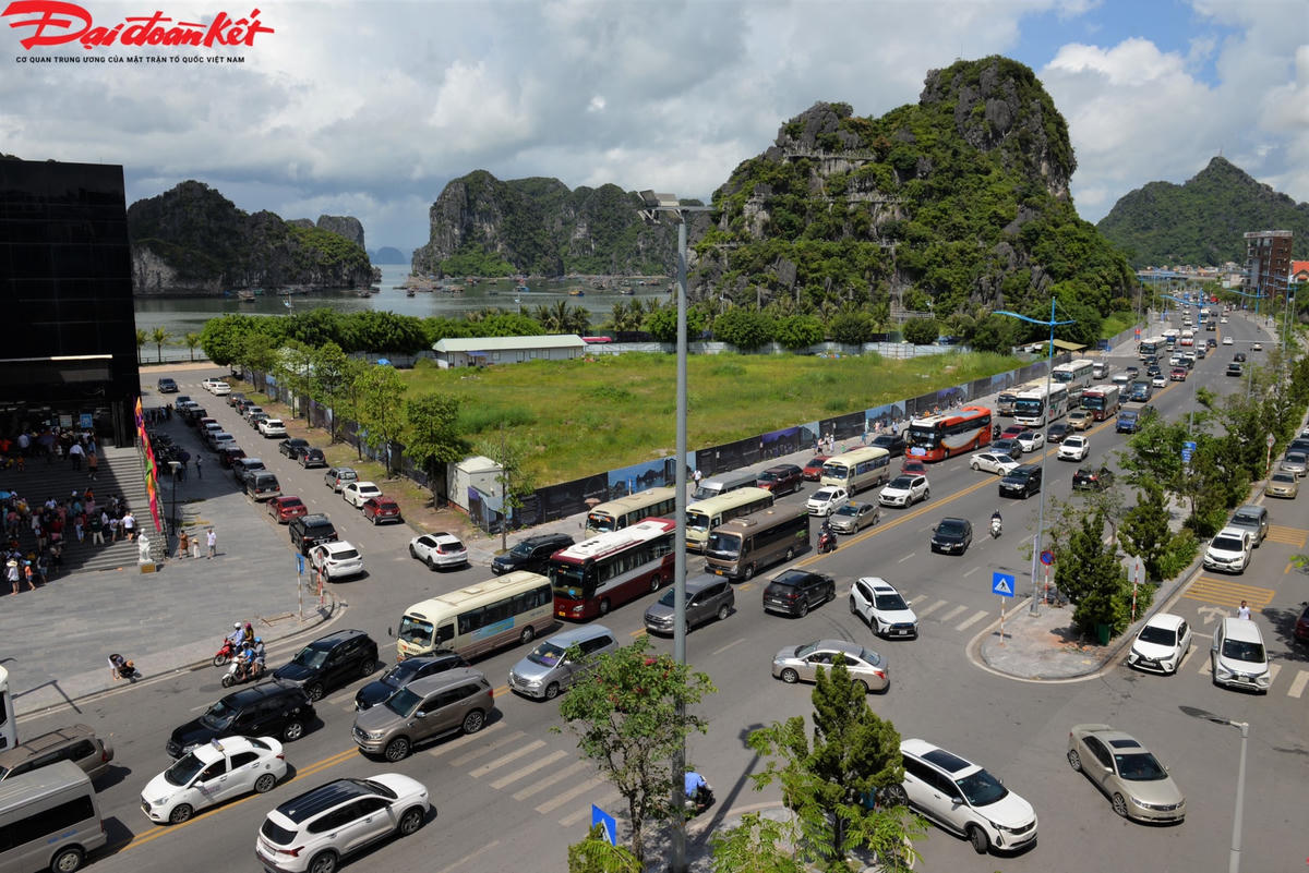 Lượng lớn xe du lịch lưu thông qua khu vực Bảo tàng Quảng Ninh khiến một đoạn đường bao biển xảy ra tình trạng ùn ứ, tắc nghẽn.
