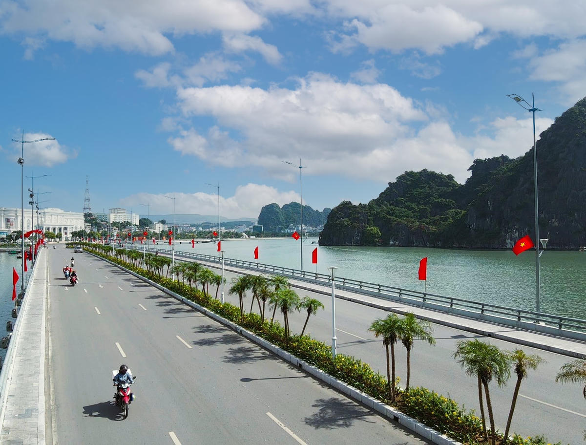 Dọc tuyến đường cầu Bài Thơ được trang trí bằng sắc cờ đỏ rực rỡ.