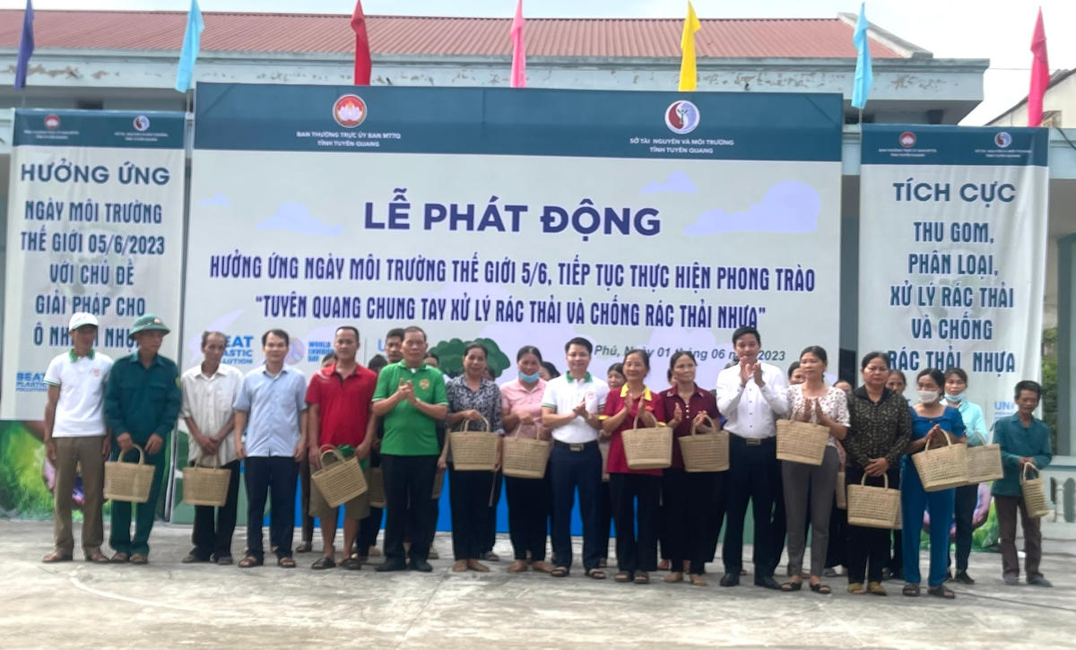 Trao tặng làn cói cho 50 hộ gia đình có hoàn cảnh khó khăn trên địa bàn xã Văn Phú.
