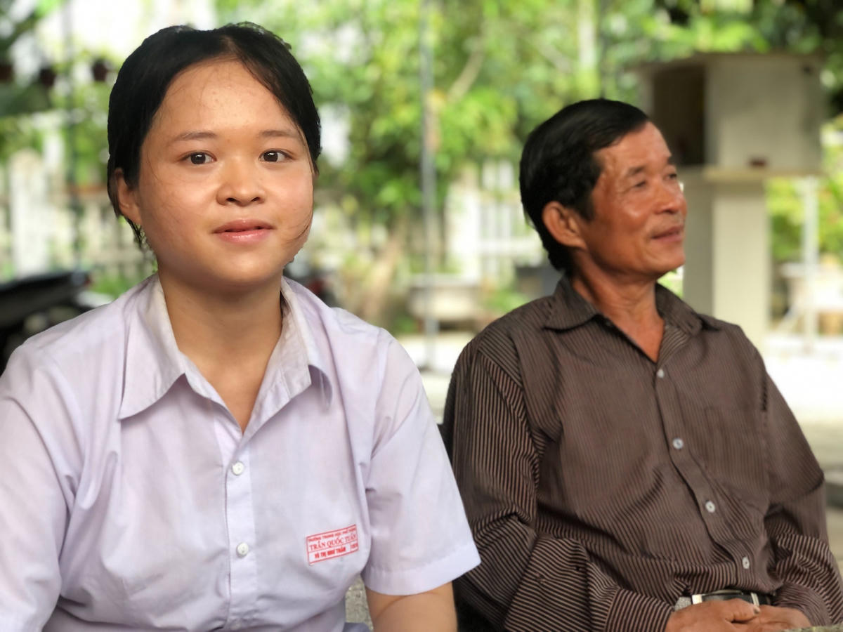 Thủ khoa Võ Thị Như Thắm bên người cha yêu quý của mình.