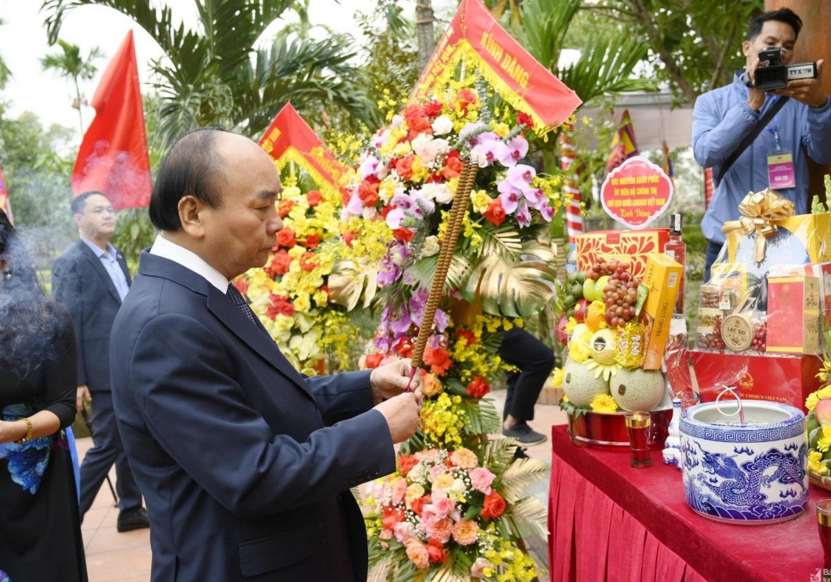 Chủ tịch nước dâng hương tại Bia tưởng niệm nữ thi sĩ Hồ Xuân Hương. Ảnh BNA