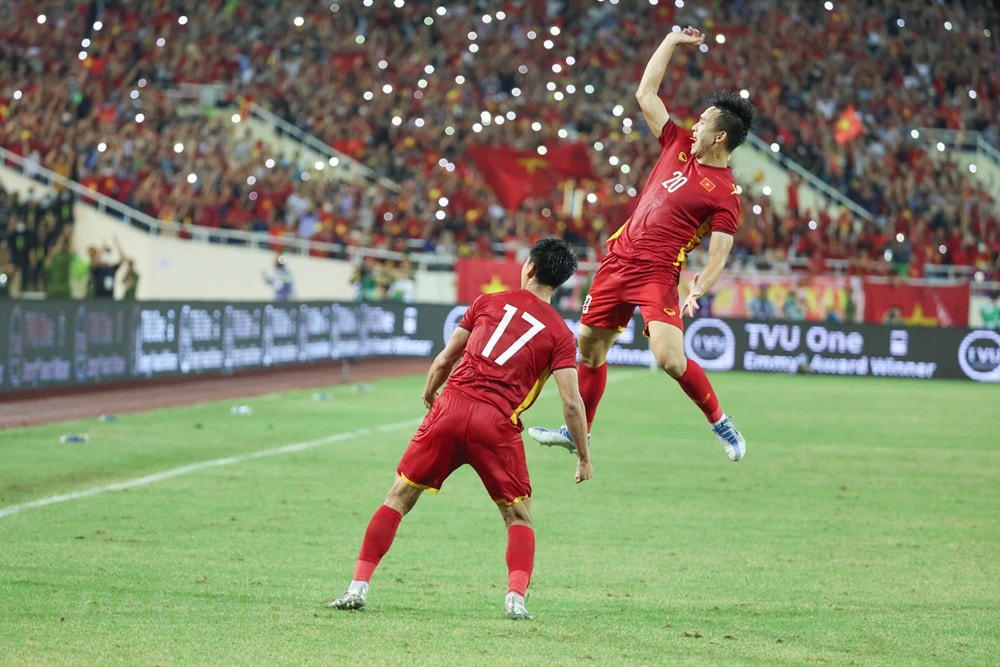 ...và không phụ lòng người hâm mộ, các cầu thủ U23 Việt Nam đã thi đấu ấn tượng để ghi bàn thắng duy nhất cuối trận của Nhâm Mạnh Dũng. Ảnh: TTXVN.