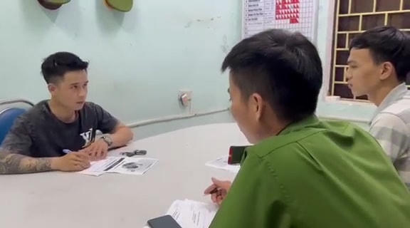 Cơ quan Công an triệu tập Nguyễn Quang Huy (áo đen) lên làm việc liên quan đến việc đăng tải thông tin sai sự thật lên mạng xã hội.