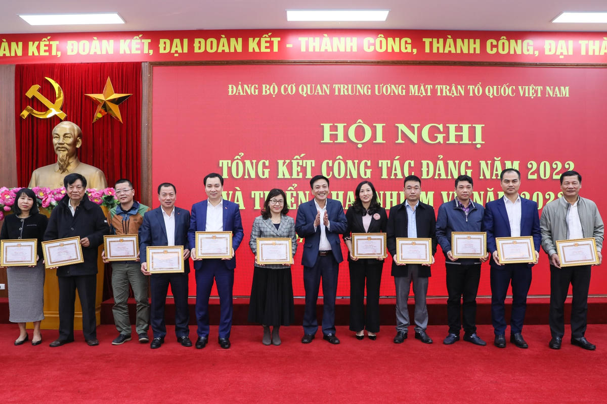 Ông Nguyễn Văn Thịnh, Phó Bí thư Thường trực Đảng ủy cơ quan trao giấy khen cho các đảng viên “Hoàn thành xuất sắc nhiệm vụ” năm 2022.
