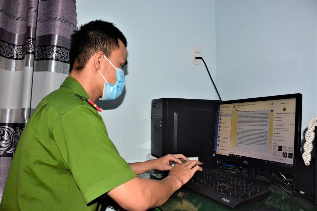 Công an xã Tịnh Bắc trả lời người dân qua trang Zalo Công an xã.