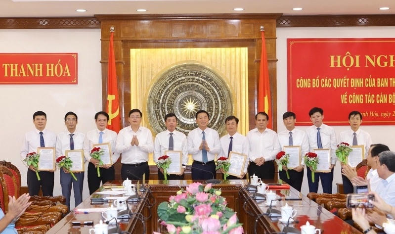 Ông Đỗ Trọng Hưng, Bí thư Tỉnh ủy chúc mừng 8 cán bộ nhận nhiệm vụ mới.