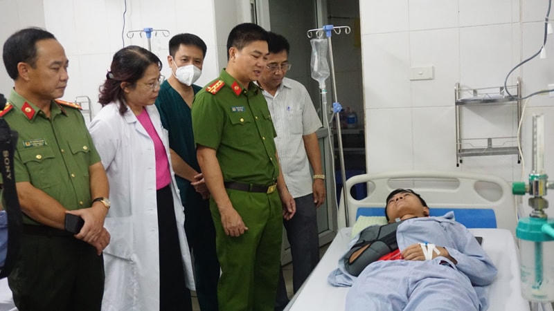 Lãnh đạo Công an TP Hà Nội thăm hỏi, động viên chiến sĩ bị thương khi làm nhiệm vụ.