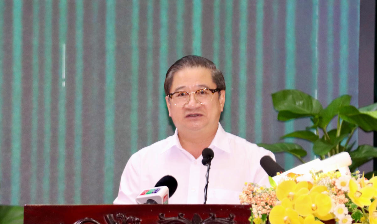 Ông Trần Việt Trường phát biểu tại buổi tiếp xúc cử tri..