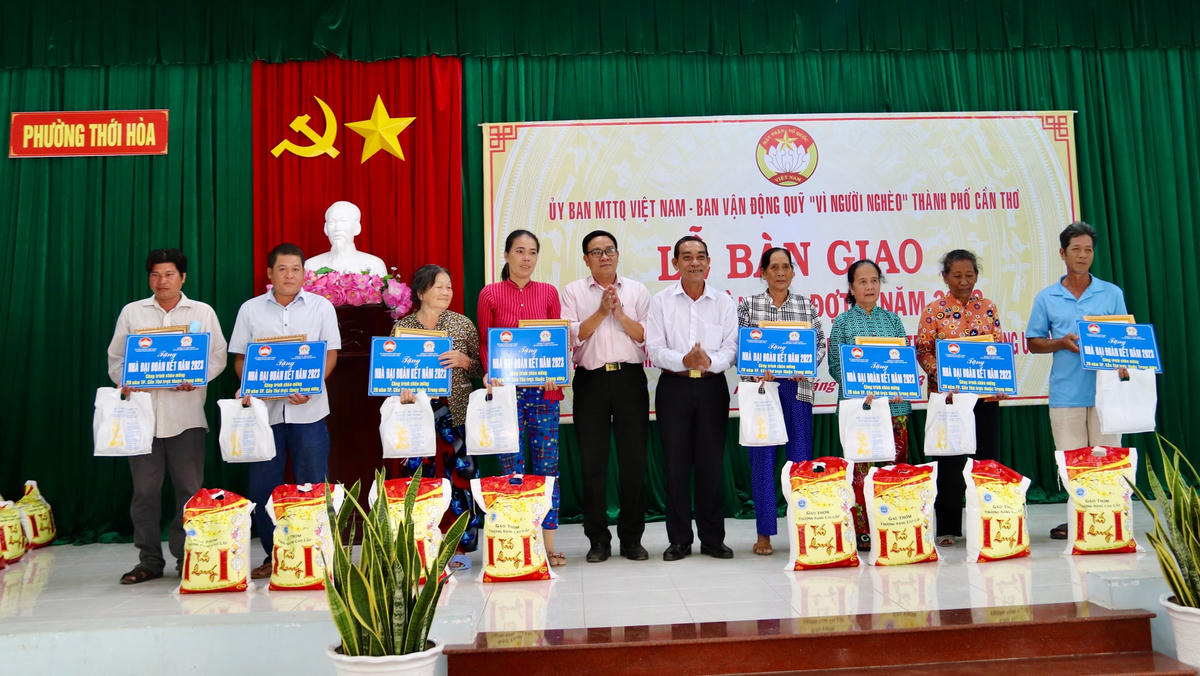 Ủy ban MTTQ - Ban Vân động Quỹ “Vì người nghèo”, TP Cần Thơ tổ chức lễ bàn giao Nhà Đại đoàn kết cho các hộ dân.