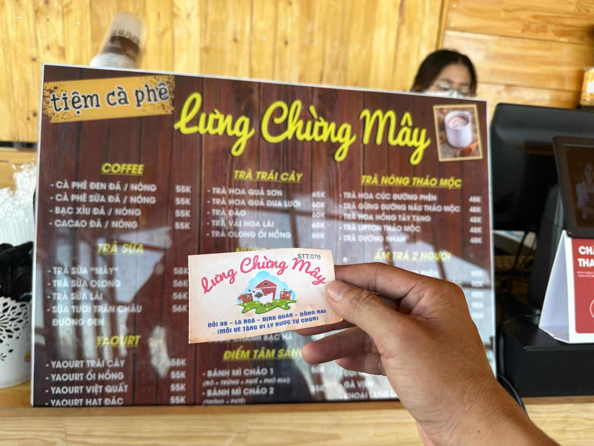 Mỗi chiếc vé có giá 79 ngàn đồng được đổi 1 ly nước uống bất kỳ trong thực đơn. Ảnh: Mạnh Thìn.