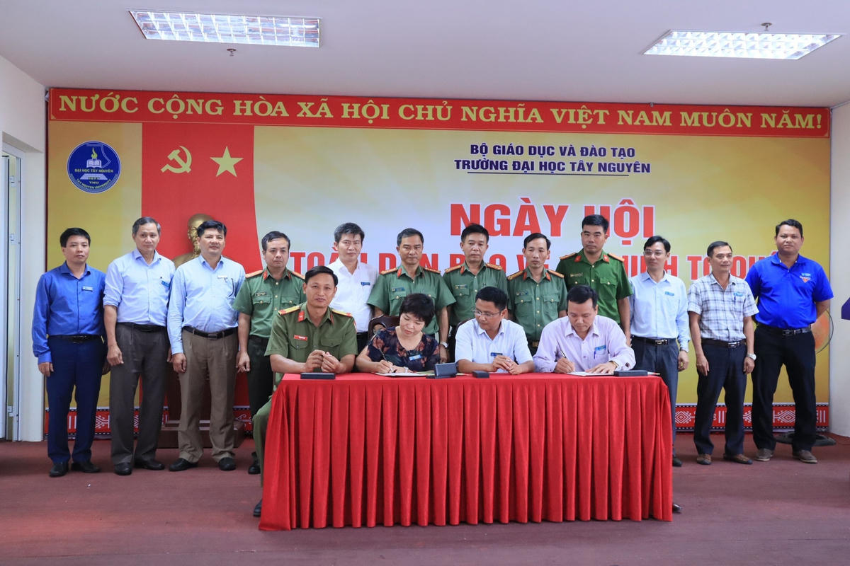 Trường Đại học Tây Nguyên ký cam kết thi đua đạt tiêu chuẩn 'An toàn về an ninh trật tự'