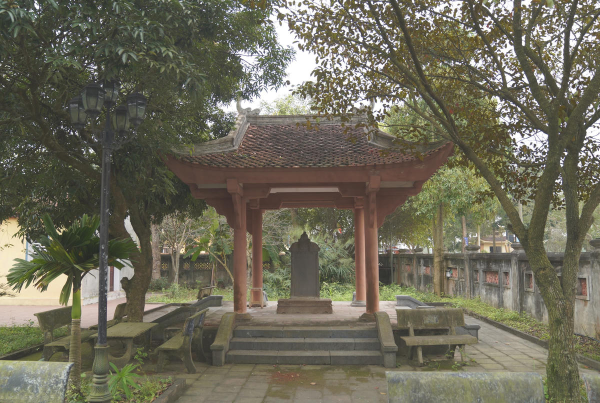 Bên trái sân Đền có "Trung nghĩa bi" (Bia trung nghĩa), do cử nhân Hoàng Xuân Phong soạn vào năm Tự Đức thứ 28 (1875).